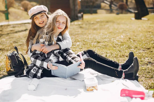 Yaz parkında iki güzel kız — Stok fotoğraf