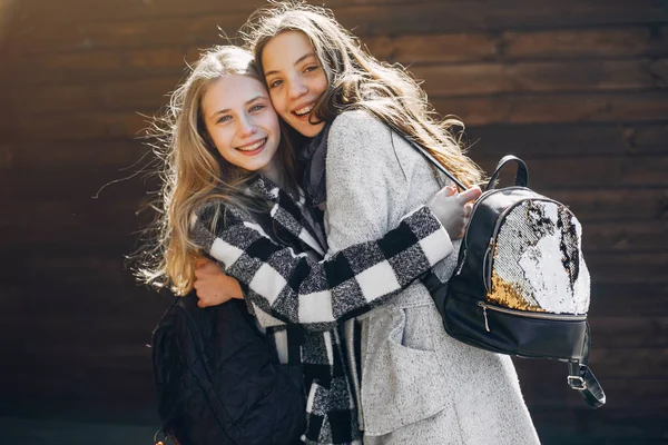 Dos chicas guapas en un parque de primavera —  Fotos de Stock