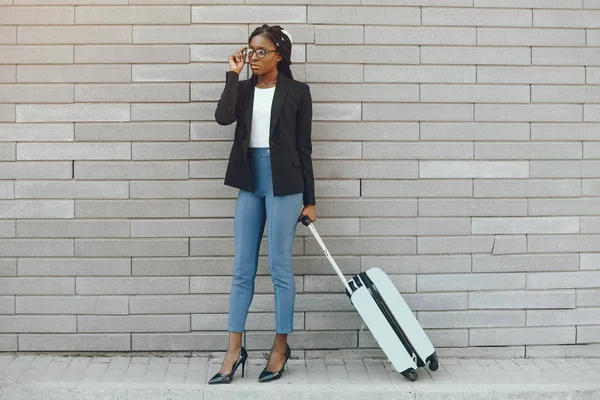 Menina preta elegante em uma cidade de verão — Fotografia de Stock