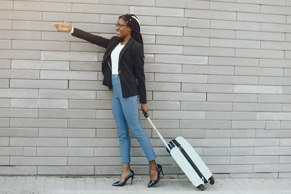 Elegante ragazza nera in una città estiva — Foto Stock