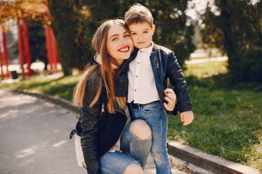 Anne ve oğlu yaz parkında oynuyorlar.