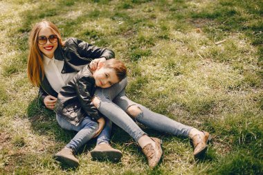 Anne ve oğlu yaz parkında oynuyorlar.