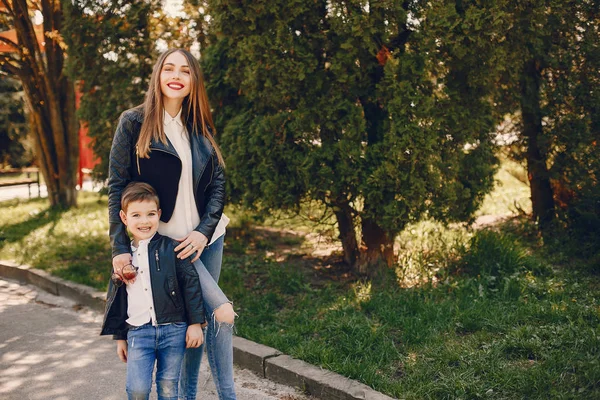 Anne ve oğlu yaz parkında oynuyorlar.