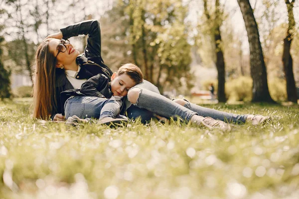 Madre con hijo jugando en un parque de verano — Foto de Stock