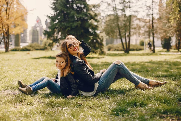 Mother with son playing in a summer park — Stock Photo, Image