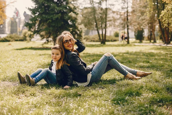 Μητέρα με γιο που παίζει σε καλοκαιρινό πάρκο. — Φωτογραφία Αρχείου
