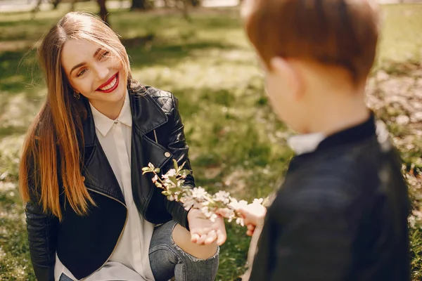 Madre con figlio che gioca in un parco estivo — Foto Stock