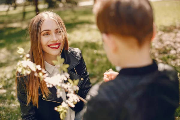 Anne ve oğlu yaz parkında oynuyorlar. — Stok fotoğraf