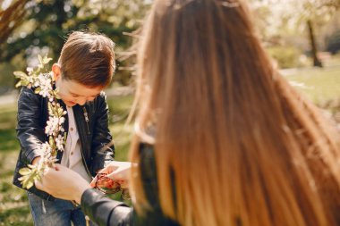 Anne ve oğlu yaz parkında oynuyorlar.