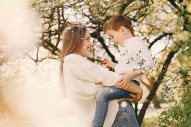 Anne ve oğlu yaz parkında oynuyorlar.