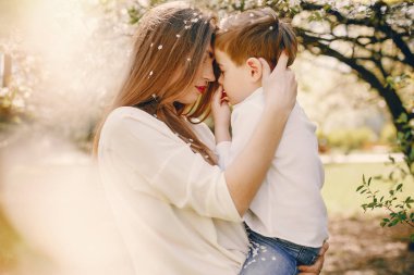 Anne ve oğlu yaz parkında oynuyorlar.