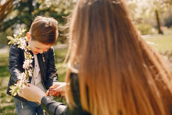 Anne ve oğlu yaz parkında oynuyorlar.