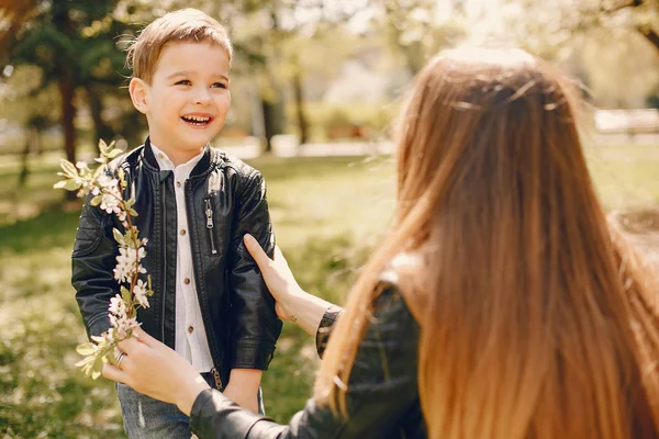 Anne ve oğlu yaz parkında oynuyorlar.