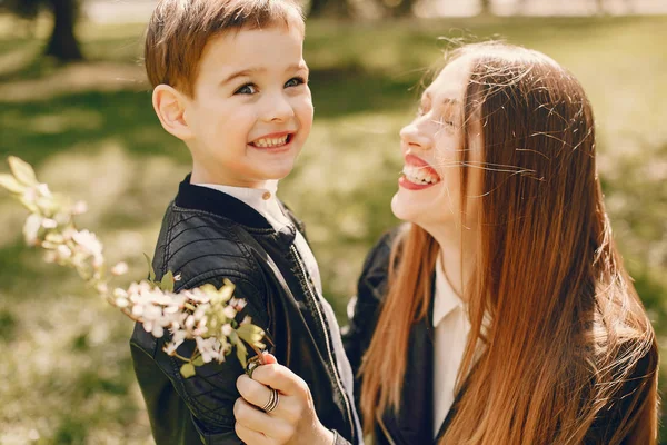 Mère avec son fils jouant dans un parc d'été — Photo