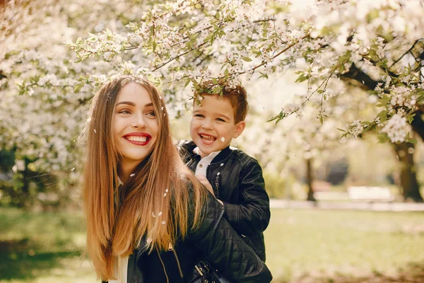 Anne ve oğlu yaz parkında oynuyorlar.