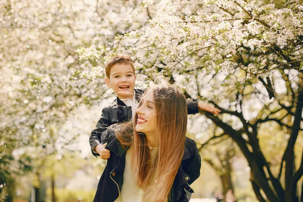 Anne ve oğlu yaz parkında oynuyorlar.