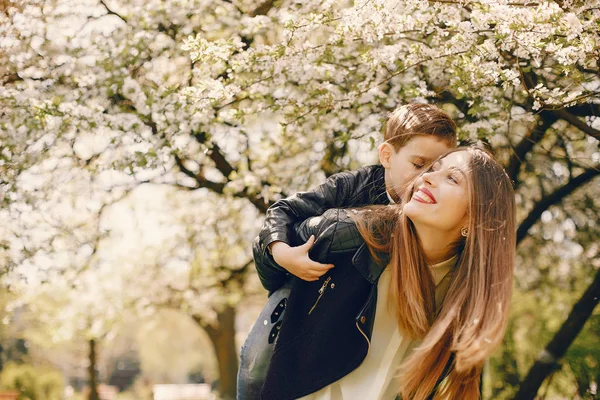 Anne ve oğlu yaz parkında oynuyorlar.
