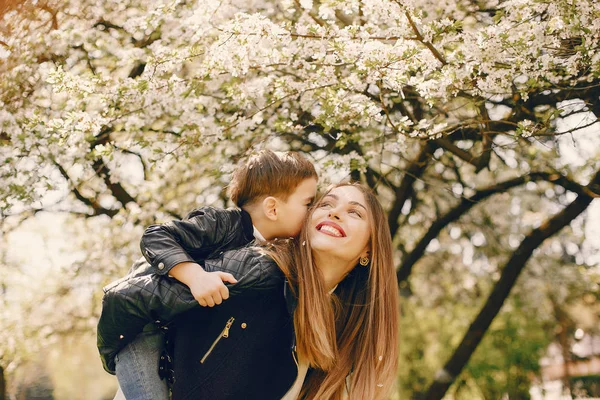 Mãe com filho brincando em um parque de verão — Fotografia de Stock