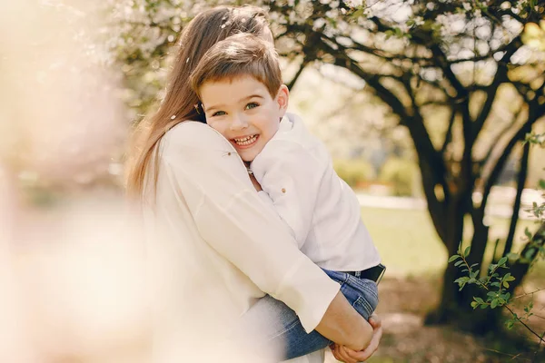 Mère avec son fils jouant dans un parc d'été — Photo