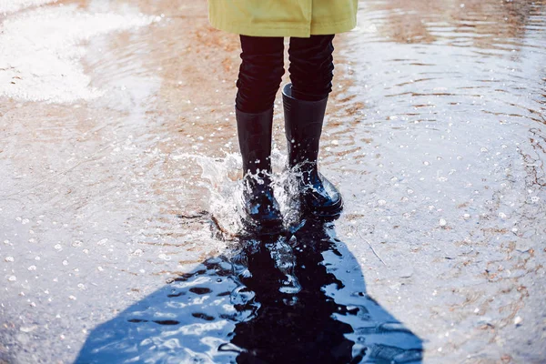 Carino bambini plaiyng in un giorno di pioggia — Foto Stock