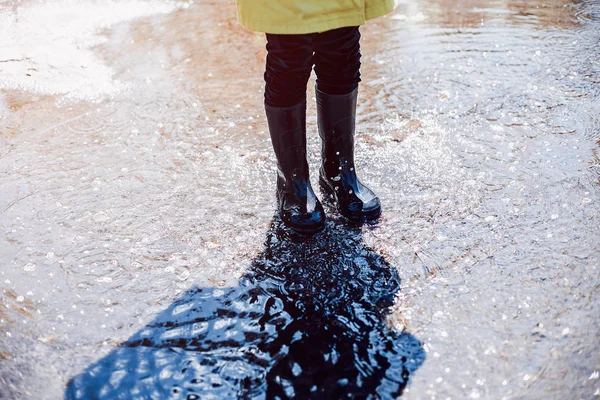 Aranyos gyerekek plaiyng egy esős napon — Stock Fotó
