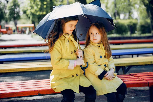 可爱的孩子在雨天 — 图库照片
