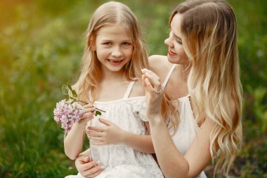 Bir bahar parkında şirin ve şık bir aile.