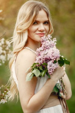 Bir bahar parkında zarif ve şık bir kız.