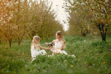 Bir bahar parkında şirin ve şık bir aile.