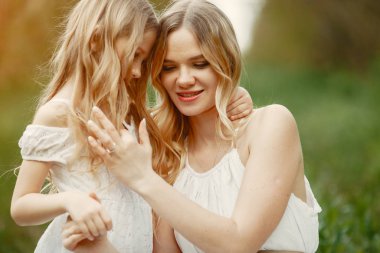 Bir bahar parkında şirin ve şık bir aile.