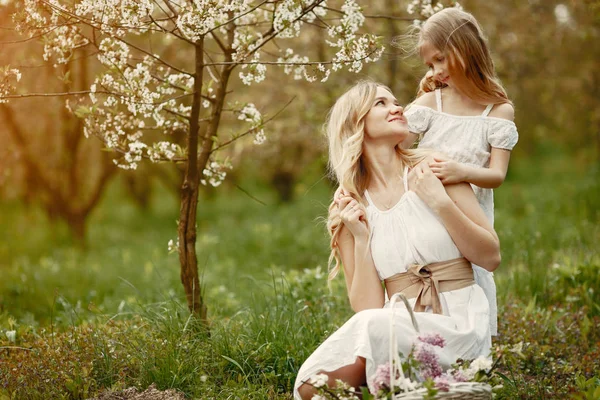 Familia linda y elegante en un parque de primavera —  Fotos de Stock