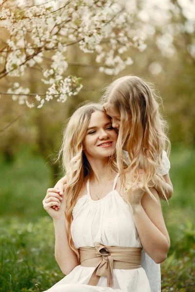 Famille mignonne et élégante dans un parc de printemps — Photo