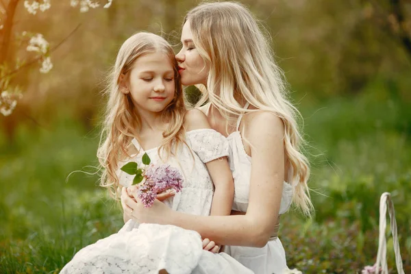 Famiglia carina ed elegante in un parco primaverile — Foto Stock