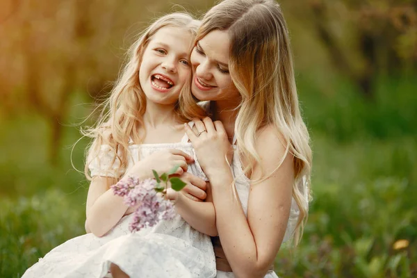 Familia linda y elegante en un parque de primavera —  Fotos de Stock