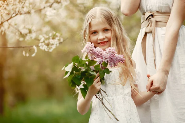 Familia linda y elegante en un parque de primavera —  Fotos de Stock