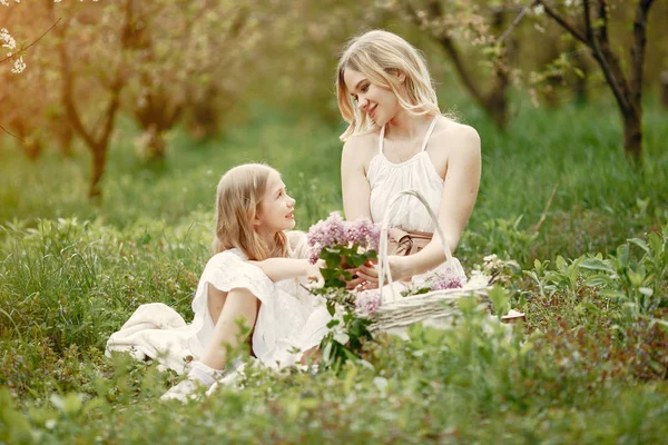 Famiglia carina ed elegante in un parco primaverile — Foto Stock