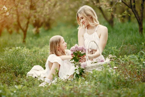 Famiglia carina ed elegante in un parco primaverile — Foto Stock