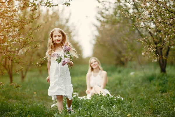 Famiglia carina ed elegante in un parco primaverile — Foto Stock