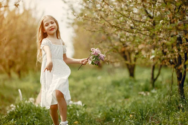 Menina bonito em um parque de primavera — Fotografia de Stock