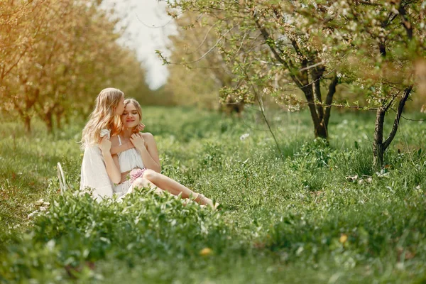 Famiglia carina ed elegante in un parco primaverile — Foto Stock