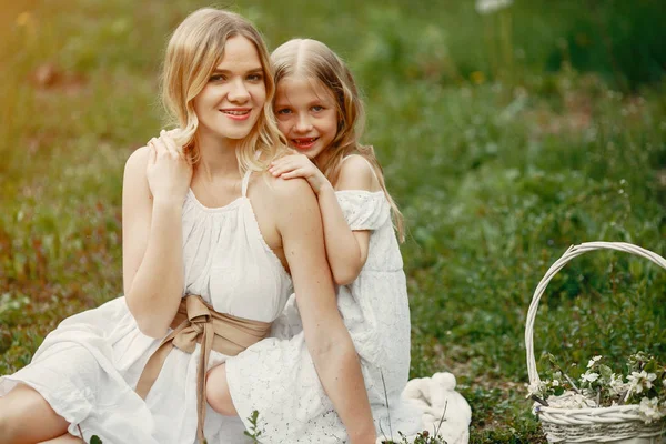 Famille mignonne et élégante dans un parc de printemps — Photo