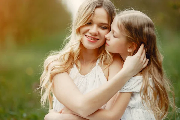 Família bonito e elegante em um parque de primavera — Fotografia de Stock