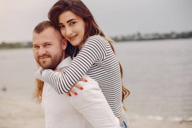 Güzel bir çift yaz parkında vakit geçirir.