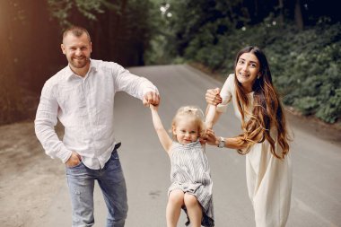 Parkta oynayan kızı olan aile