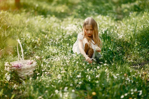 Roztomilá holčička v jarním parku — Stock fotografie