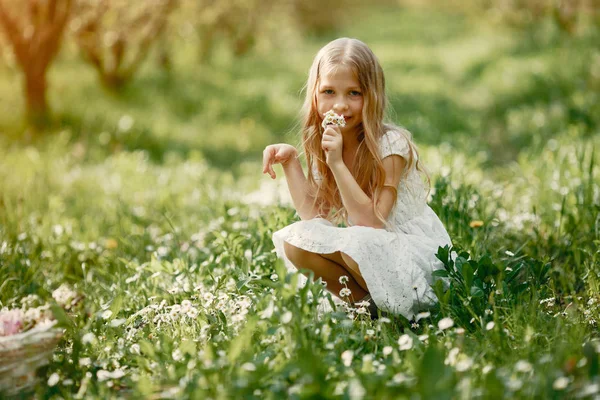 Menina bonito em um parque de primavera — Fotografia de Stock