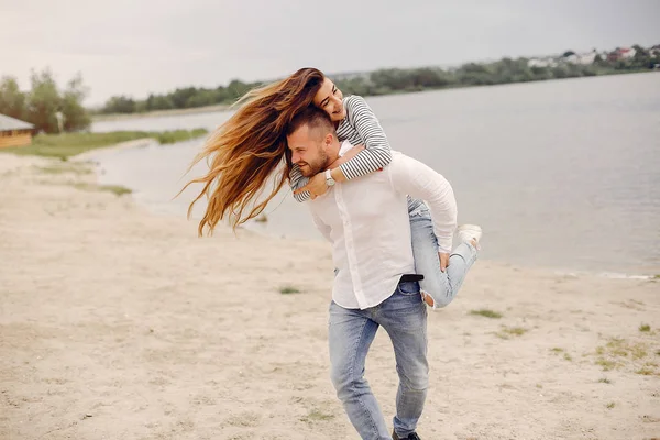 Beautiful couple spend time in a summer park — Stock Photo, Image