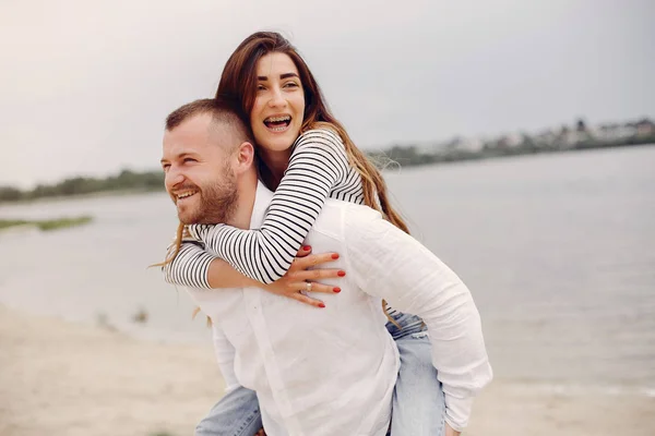 Beau couple passer du temps dans un parc d'été — Photo