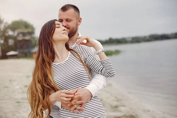 Mooi koppel brengen tijd door in een zomerpark — Stockfoto