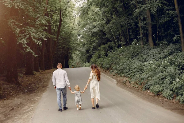 Família com filha brincando em um parque — Fotografia de Stock